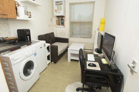 Studio to rent, West Green Road, London N15