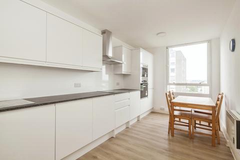 2 bedroom flat to rent, Bramlands Close, SW11