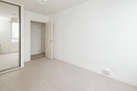 2 bedroom flat to rent, Bramlands Close, SW11