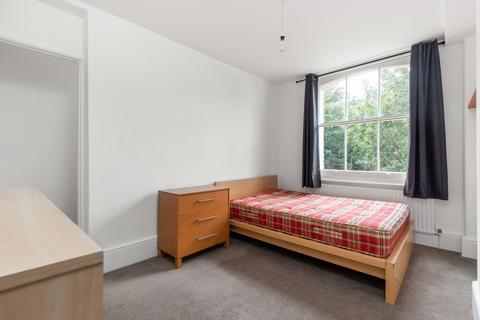 2 bedroom flat to rent, Knollys Road