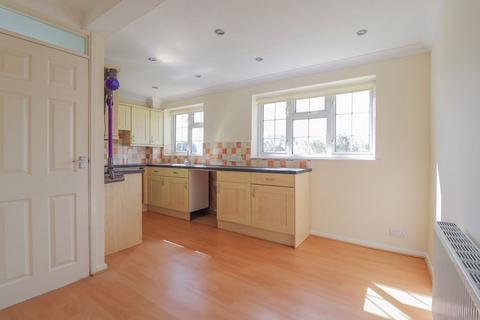 3 bedroom terraced house to rent, Station Road, South Benfleet