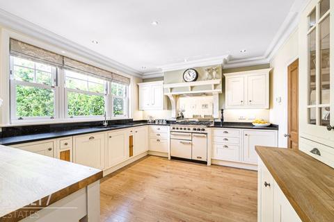 7a Mavis Grove, Hornchurch, RM12 6EX