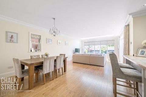 7a Mavis Grove, Hornchurch, RM12 6EX