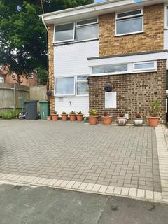 3 bedroom terraced house to rent, Montague Close, Camberley GU15