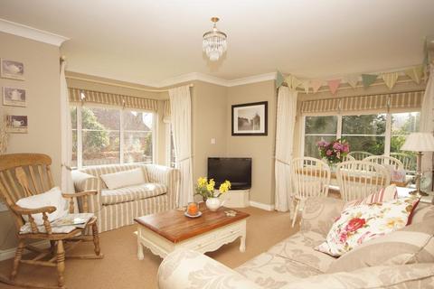 2 bedroom flat for sale, Carisbrooke Lodge, Goring Road, Steyning, West Sussex, BN44 3HB
