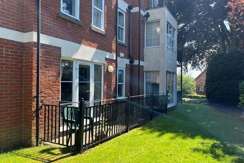 2 bedroom flat for sale, Carisbrooke Lodge, Goring Road, Steyning, West Sussex, BN44 3HB