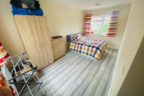 1 bedroom in a house share to rent, Marshall Close, Hounslow, TW4
