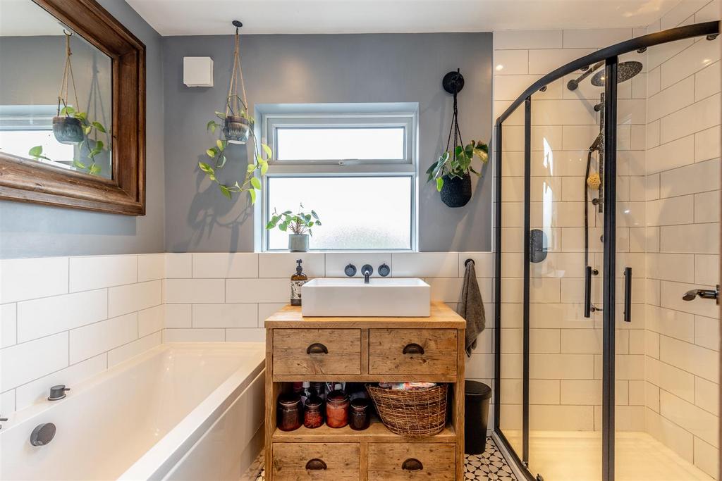 Ullswater Road, Southmead Bathroom.jpg