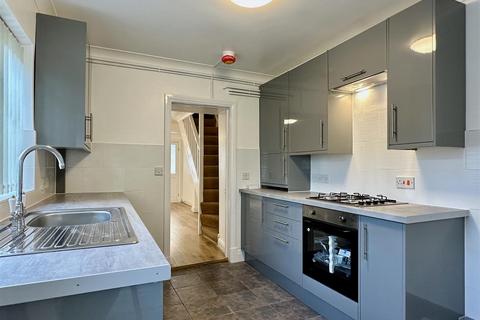 2 bedroom terraced house to rent, Swansea Road, Waunarlwydd