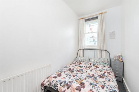 2 bedroom flat to rent, Fulham Palace Road, London