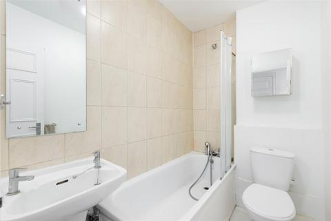 2 bedroom flat to rent, Fulham Palace Road, London