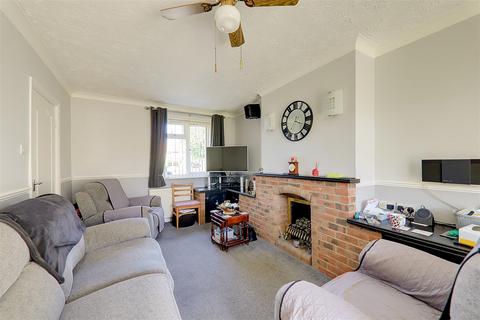 33 Thackeray Road, Worthing, BN14 8DX