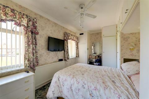 33 Thackeray Road, Worthing, BN14 8DX