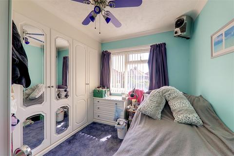 33 Thackeray Road, Worthing, BN14 8DX