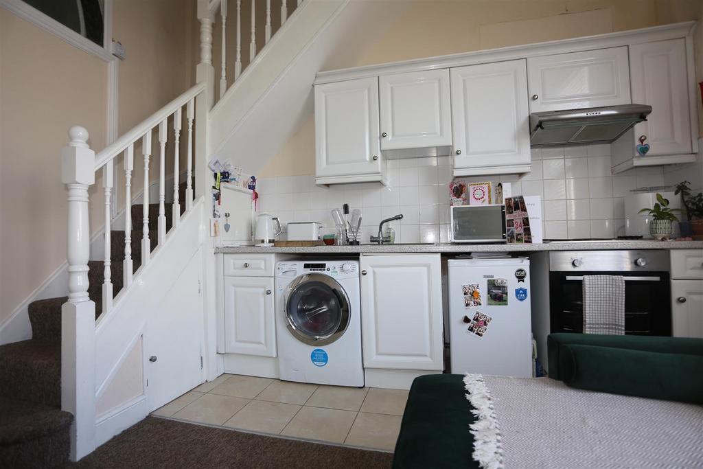 Adelaide Crescent, Hove 1 bed flat to rent £925 pcm (£213 pw)