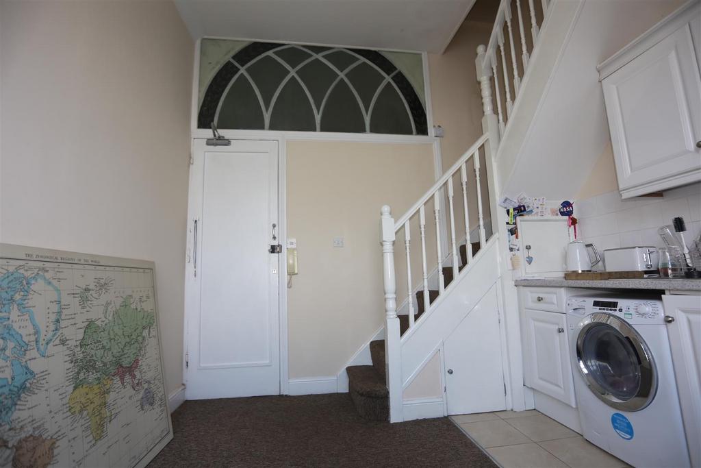 Adelaide Crescent, Hove 1 bed flat to rent £925 pcm (£213 pw)