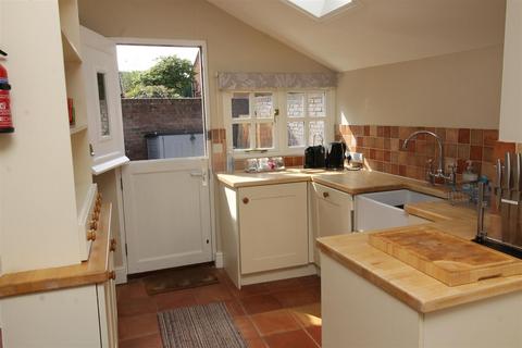 2 bedroom end of terrace house to rent, Dennington