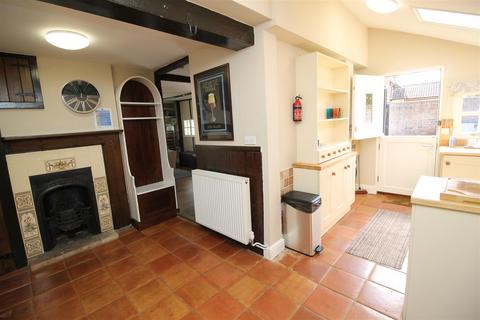 2 bedroom end of terrace house to rent, Dennington