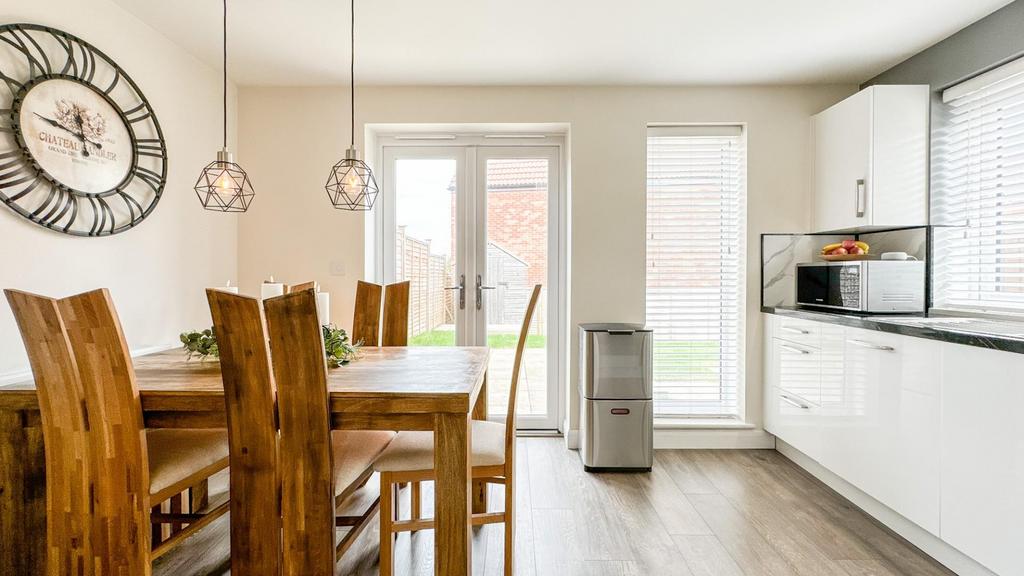 Kitchen/ Dining Room