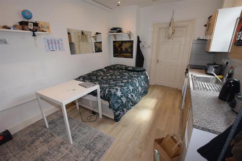 Studio to rent, High Street, Barnet