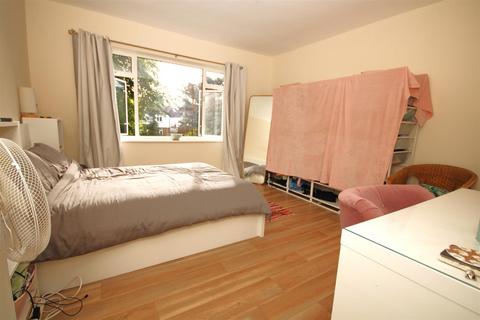 2 bedroom flat to rent, Lindfield Gardens, Guildford