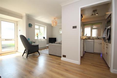 2 bedroom maisonette to rent, Drummond Road, Guildford