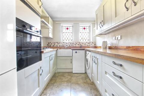 2 bedroom flat for sale, Chadwell Avenue, Cheshunt