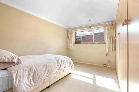2 bedroom flat for sale, Chadwell Avenue, Cheshunt