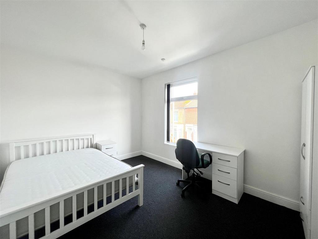 Wheatstone Road - bed 5.jpg