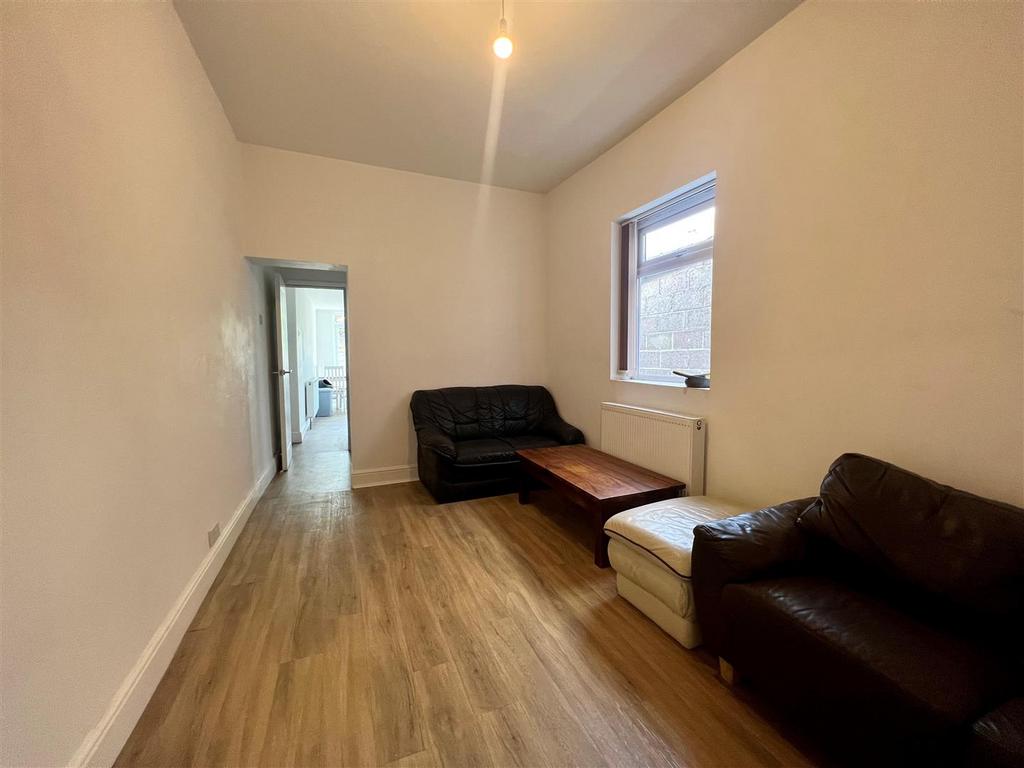 37 wheatstone Road - lounge.jpg