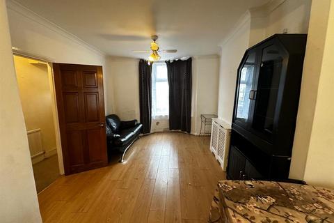 2 bedroom end of terrace house to rent, Hughan Road | Stratford | E15