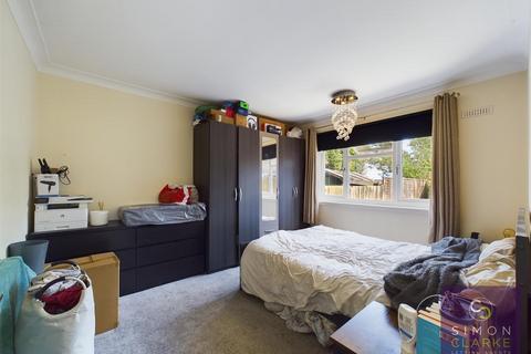 2 bedroom maisonette to rent, West Close, Cockfosters, EN4