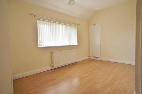 2 bedroom end of terrace house to rent, College Grove, Castleford