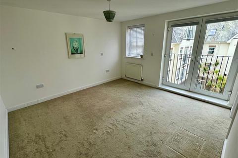 2 bedroom apartment to rent, Pentire Crescent, Newquay TR7