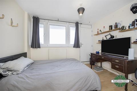 3 bedroom flat to rent, Bradstock Road, London