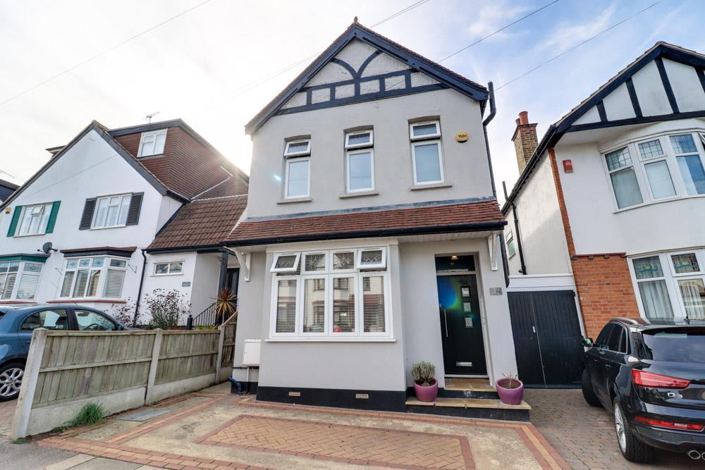 Kingswood Chase, LeighOnSea SS9 4 bed detached house for sale £575,000