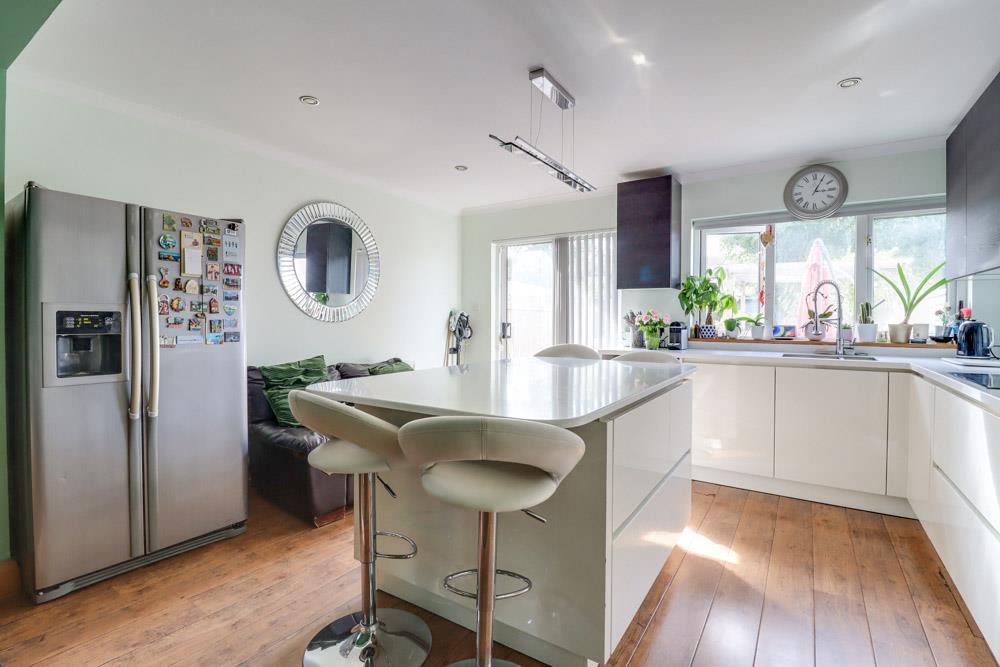 Kingswood Chase, LeighOnSea SS9 4 bed detached house for sale £575,000