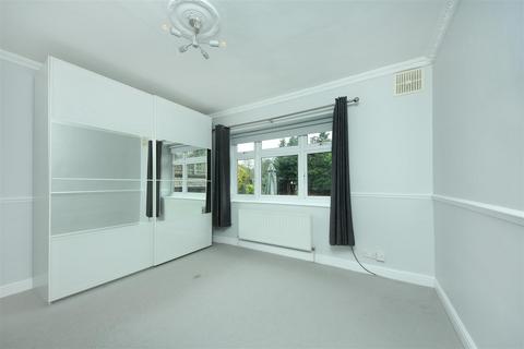 2 bedroom apartment to rent, Cavendish Avenue, W13
