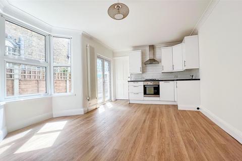 2 bedroom flat for sale, Oakleigh Park Drive, Essex SS9