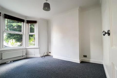 2 bedroom flat for sale, Oakleigh Park Drive, Essex SS9
