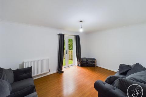 2 bedroom flat to rent, Charnley Drive, Leeds