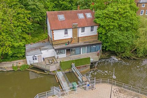 5 bedroom detached house for sale, The Butts, Brentford