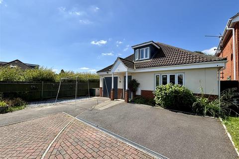16 Ash Gardens, Hamworthy, Poole, BH15 4DE