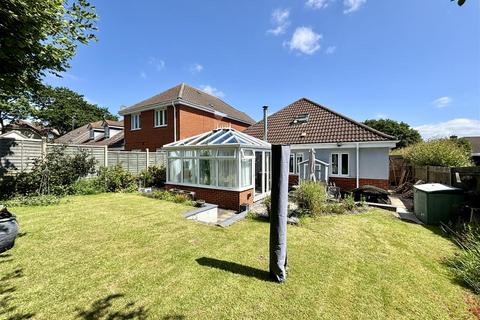 16 Ash Gardens, Hamworthy, Poole, BH15 4DE