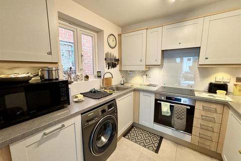 16 Ash Gardens, Hamworthy, Poole, BH15 4DE