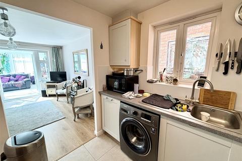 16 Ash Gardens, Hamworthy, Poole, BH15 4DE