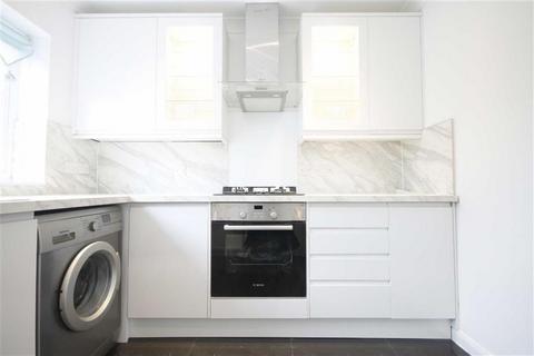 3 bedroom house to rent, The Causeway, London