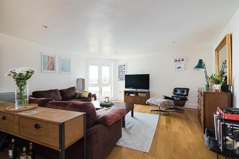 2 bedroom flat to rent, Castle Court, Brewhouse Lane, Putney