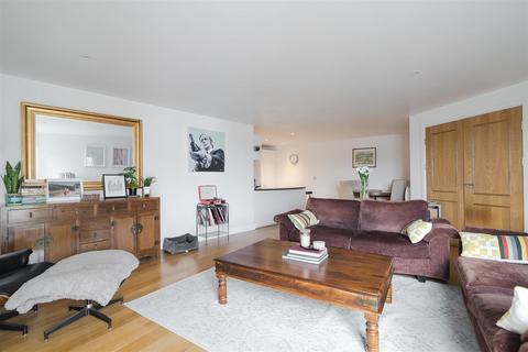 2 bedroom flat to rent, Castle Court, Brewhouse Lane, Putney
