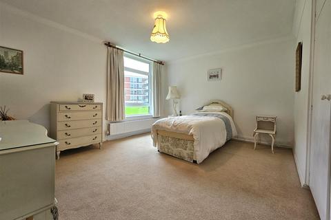 Flat 20, Sapphire Court Chelmscote Road, Solihull, B92 8BZ